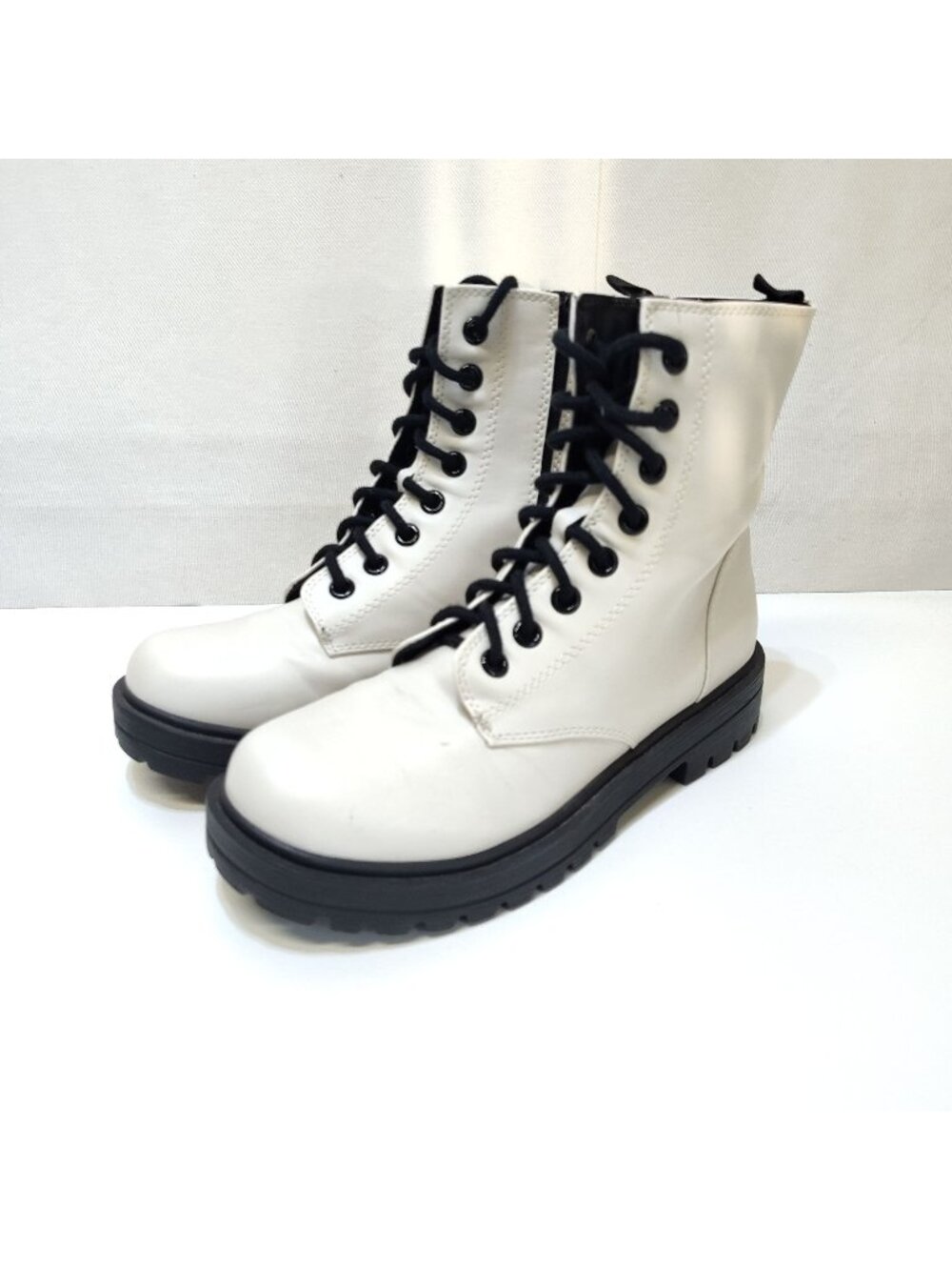 UNR8ED UNRATED Combat Lug Boot White Faux Leather Women 10M Lace-Up Zipper Close